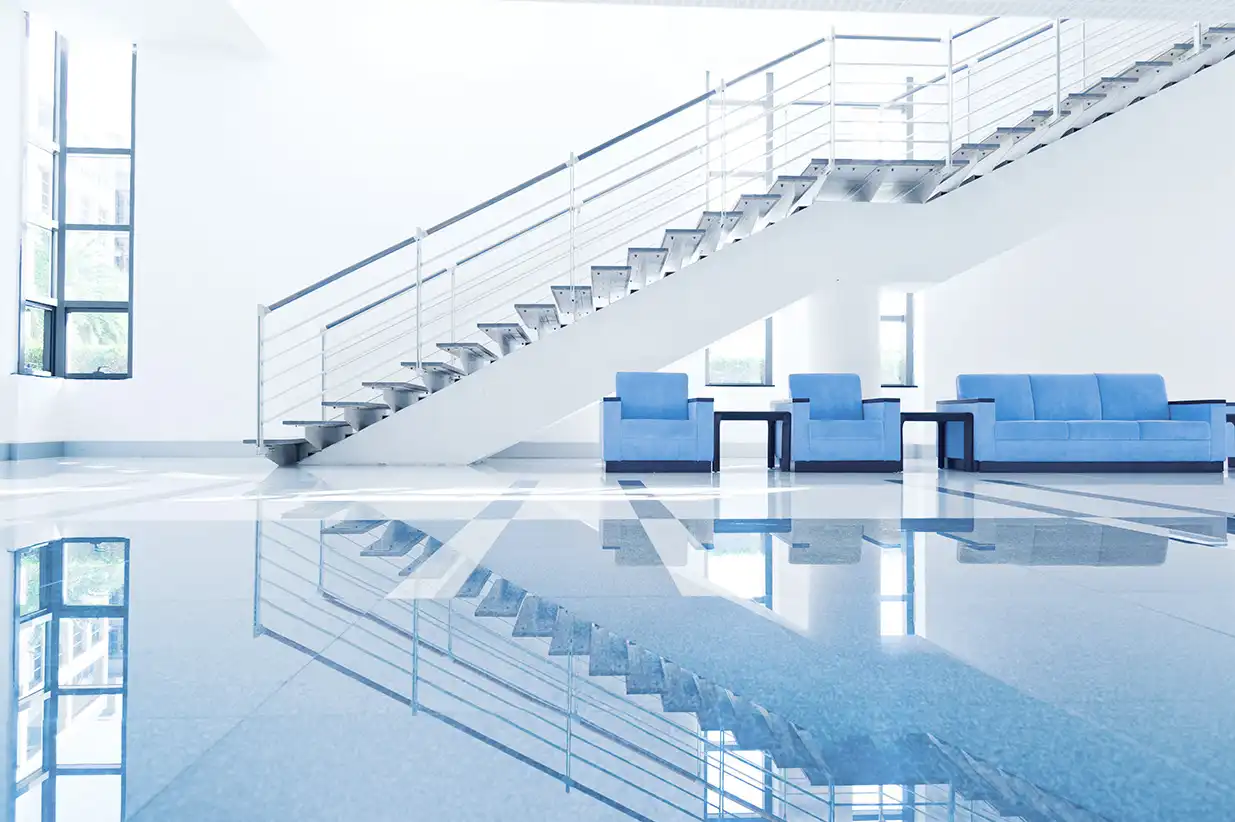 Grundreinigung eines glänzenden Bodenbereichs in einem modernen Gebäude