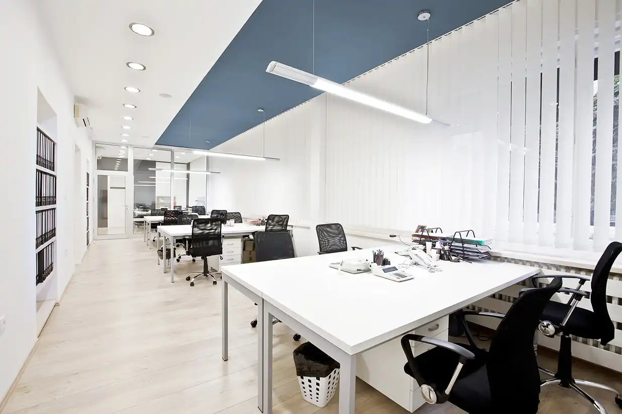 Büroreinigung in modernen Büroräumen mit professioneller Unterhaltsreinigung in Wien