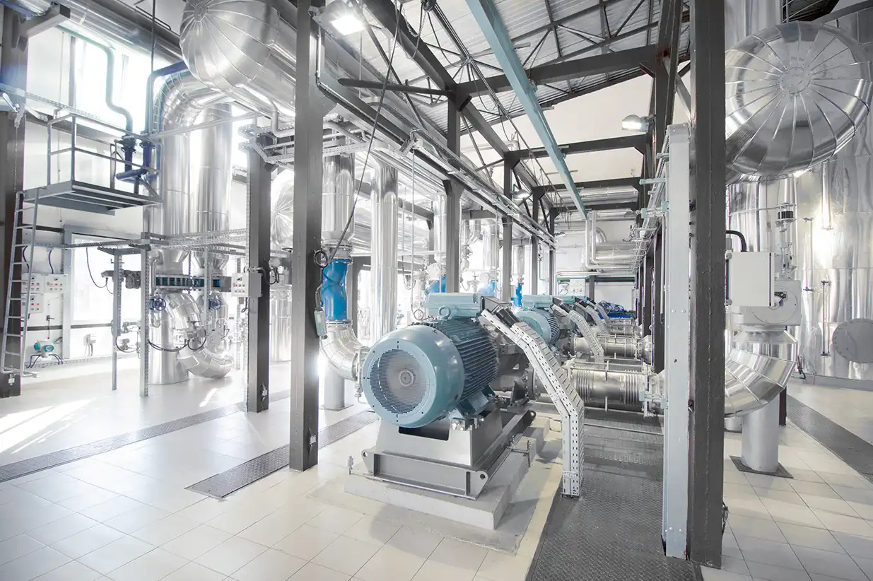 Industriereinigung in einer Produktionshalle mit Maschinen und Anlagen