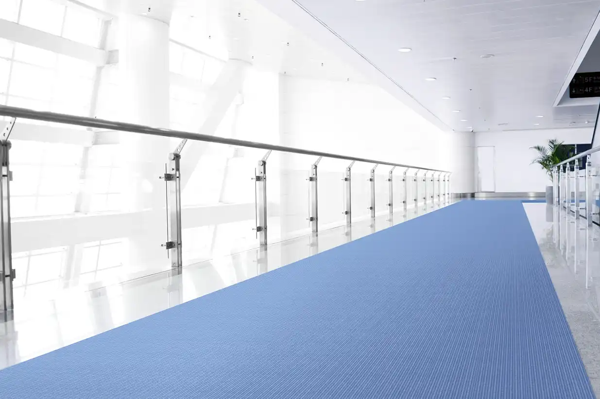 Reinigung eines großflächigen Teppichbodens in einem modernen Innenbereich